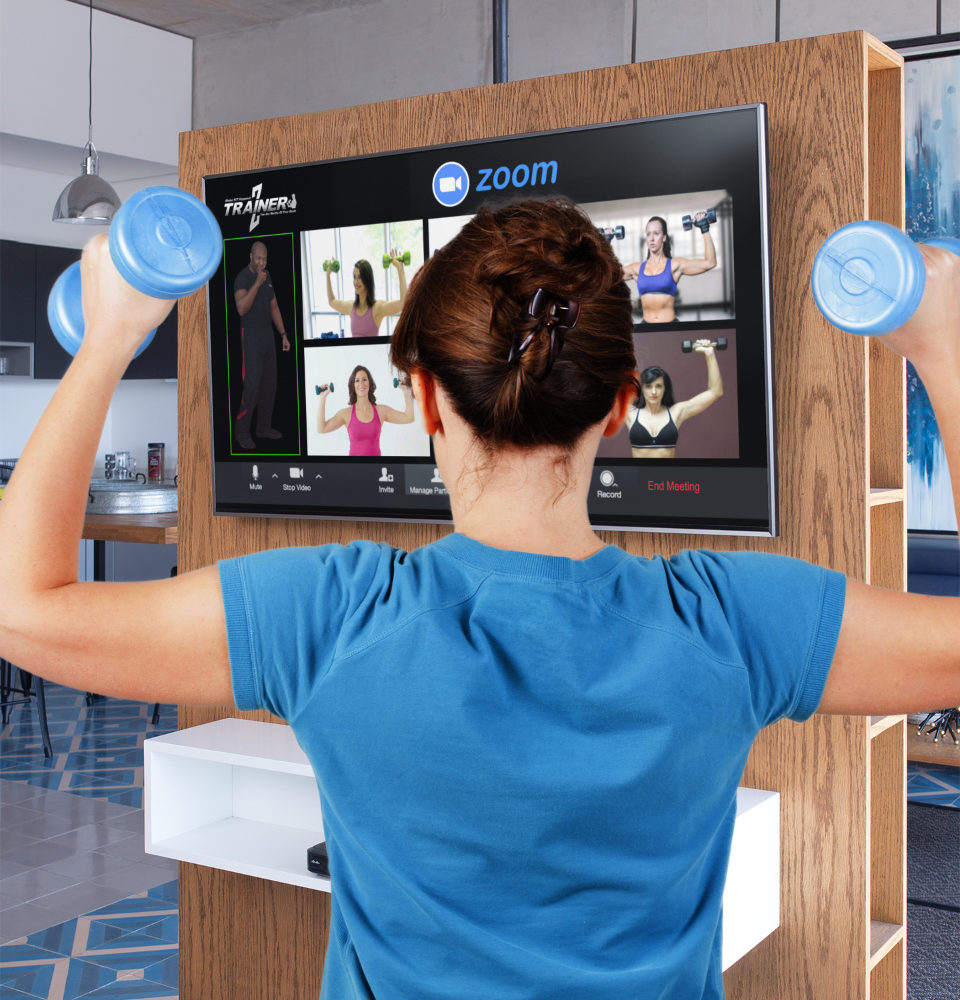 Trainer-Z-Livestreaming-Group-Workout-on-flat-screen-smart-tv